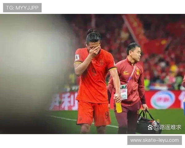 连续失利却依然坚持的足球球星如何在低谷中找回自我突破困境